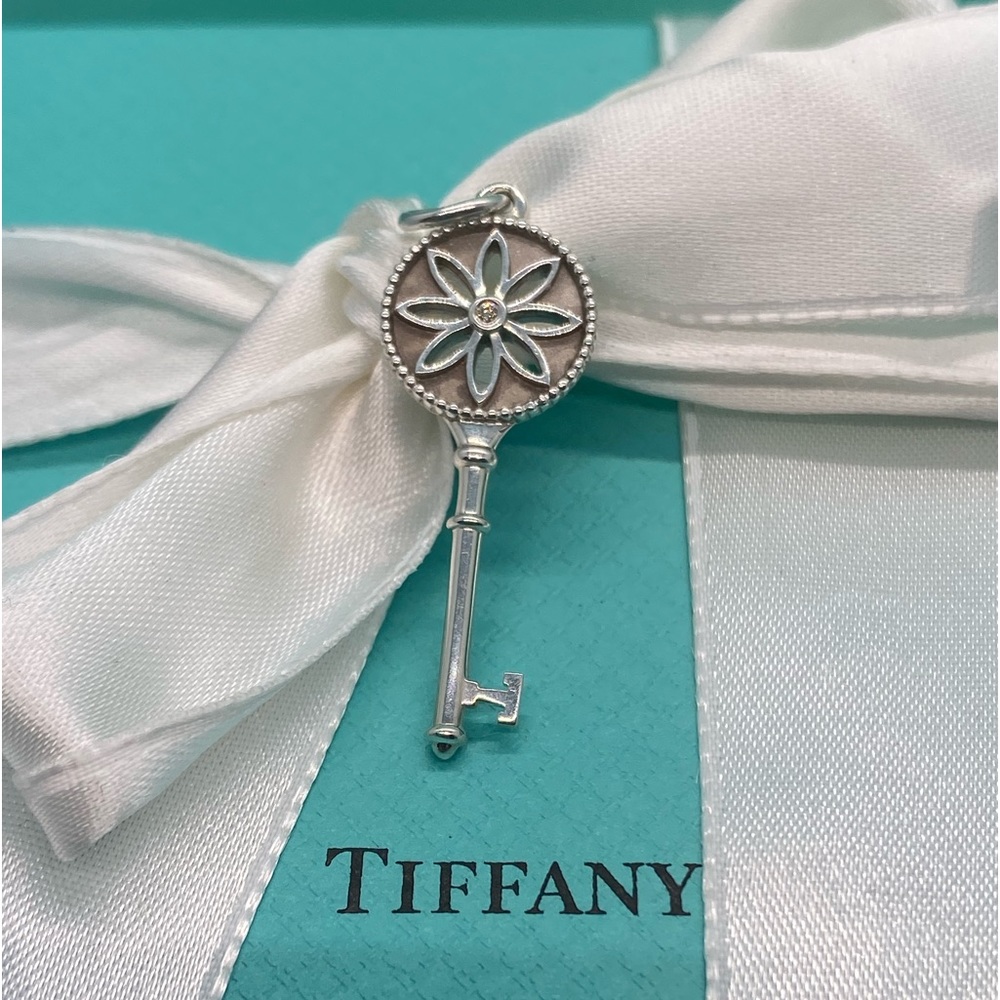 💎Diamond 1 1/2" Daisy Key Pendant, Stunning!!💎